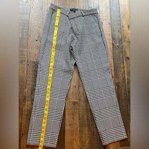 Banana Republic Avery Short Pant - black and white houndstooth print. Size 4.